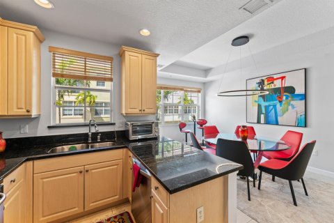 Townhouse in Palm Beach Gardens, Florida 3 bedrooms, 194.72 sq.m. № 2342959 - photo 13