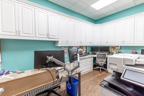 Propiedad comercial en venta en Lady Lake, Florida, 350.8 m2 № 1733790 - foto 12