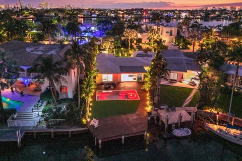 Купить виллу или дом в Серфсайд, Флорида 3 спальни, 231.51м2, № 2052378 - фото 2