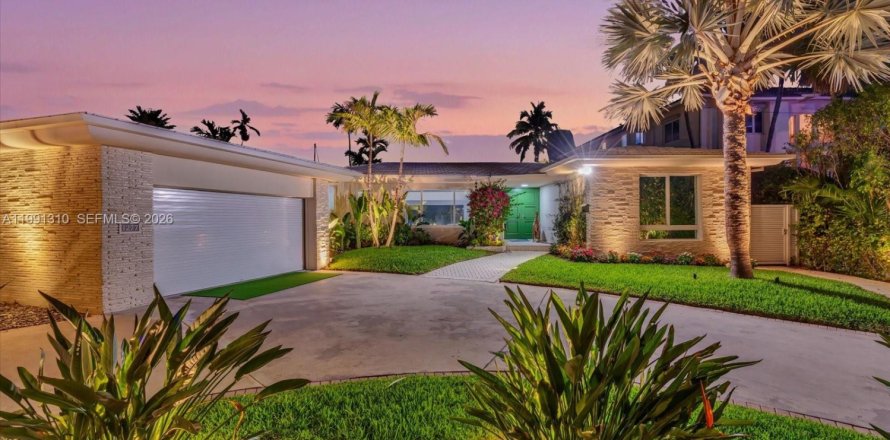 Дом в Серфсайд, Флорида 3 спальни, 231.51м2 № 2052378