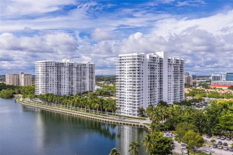 Condo in Aventura, Florida, 2 bedrooms  № 1710391 - photo 16