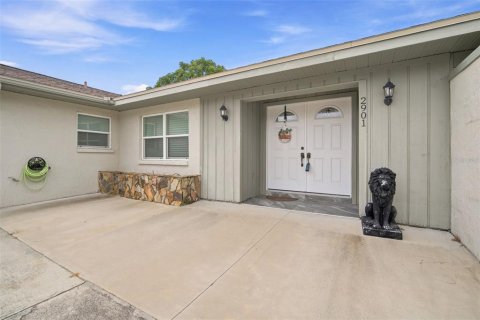 House in Seffner, Florida 4 bedrooms, 165.74 sq.m. № 2126948 - photo 12