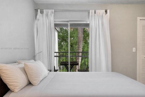 Condo in Miami, Florida, 2 bedrooms  № 2060713 - photo 15