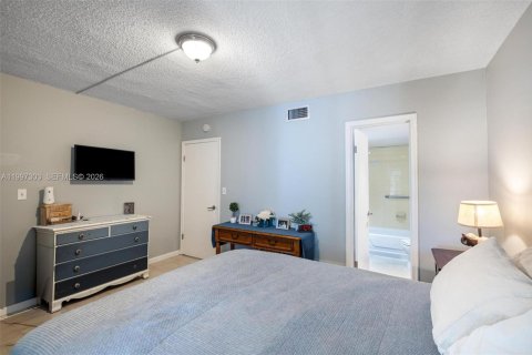 Condo in Miami, Florida, 2 bedrooms  № 2060713 - photo 18