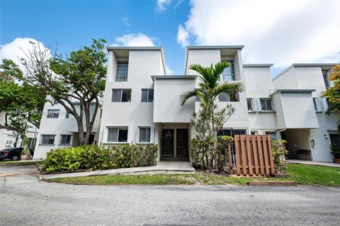 Condo in Miami, Florida, 2 bedrooms  № 2060713