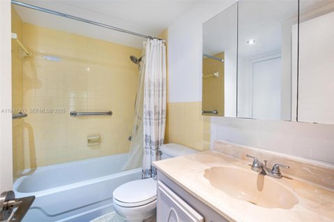 Condo in Miami, Florida, 2 bedrooms  № 2060713 - photo 19