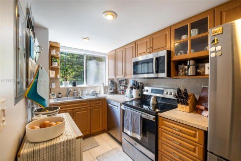 Condo in Miami, Florida, 2 bedrooms  № 2060713 - photo 11