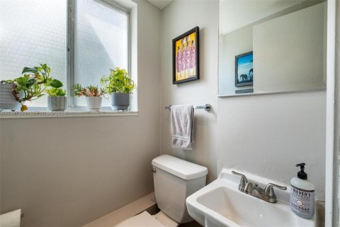 Condo in Miami, Florida, 2 bedrooms  № 2060713 - photo 12