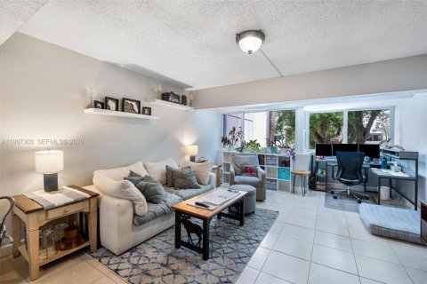 Condo in Miami, Florida, 2 bedrooms  № 2060713 - photo 3