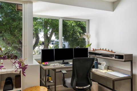 Condo in Miami, Florida, 2 bedrooms  № 2060713 - photo 6