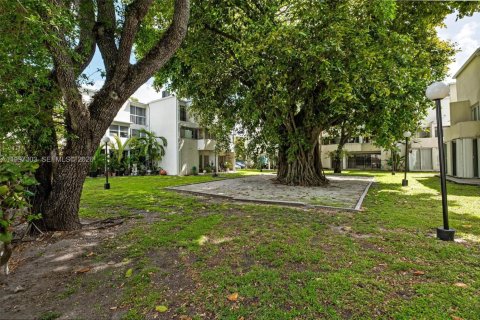 Condo in Miami, Florida, 2 bedrooms  № 2060713 - photo 24