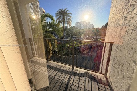 Condo in Hallandale Beach, Florida, 1 bedroom № 1998509 - photo 9