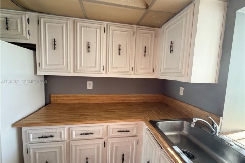 Condo in Hallandale Beach, Florida, 1 bedroom № 1998509 - photo 18