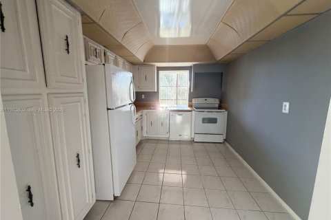 Condo in Hallandale Beach, Florida, 1 bedroom № 1998509 - photo 13