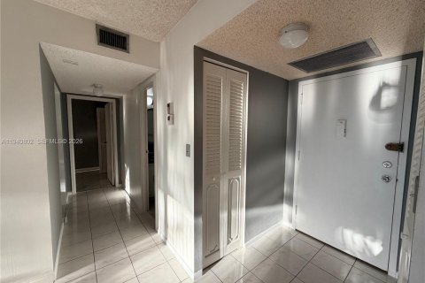 Condo in Hallandale Beach, Florida, 1 bedroom № 1998509 - photo 8