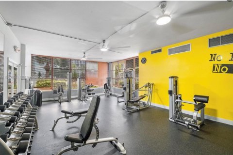 Condo in Hallandale Beach, Florida, 1 bedroom № 1998509 - photo 28