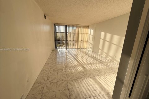 Condo in Hallandale Beach, Florida, 1 bedroom № 1998509 - photo 10