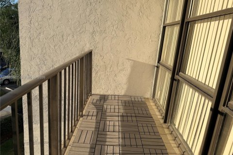 Condo in Hallandale Beach, Florida, 1 bedroom № 1998509 - photo 23