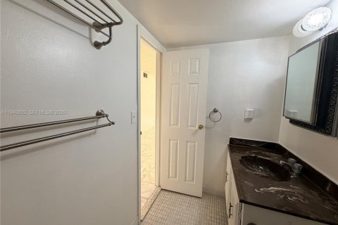 Condo in Hallandale Beach, Florida, 1 bedroom № 1998509 - photo 21