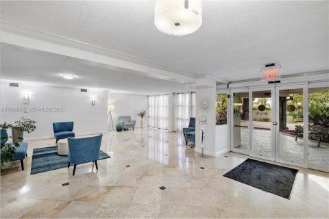 Condo in Hallandale Beach, Florida, 1 bedroom № 1998509 - photo 29