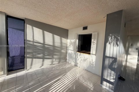 Condo in Hallandale Beach, Florida, 1 bedroom № 1998509 - photo 4