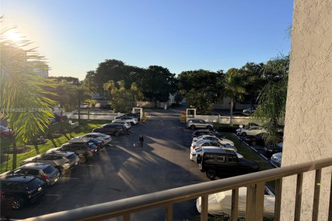 Condo in Hallandale Beach, Florida, 1 bedroom № 1998509 - photo 24