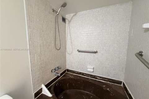 Condo in Hallandale Beach, Florida, 1 bedroom № 1998509 - photo 22
