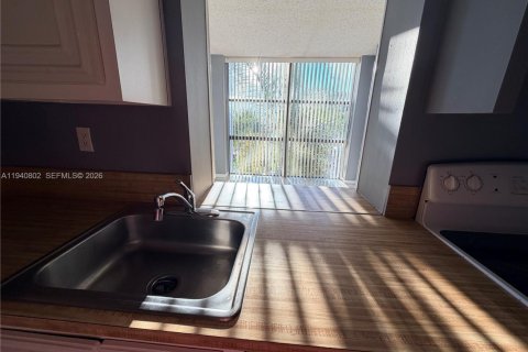 Condo in Hallandale Beach, Florida, 1 bedroom № 1998509 - photo 17