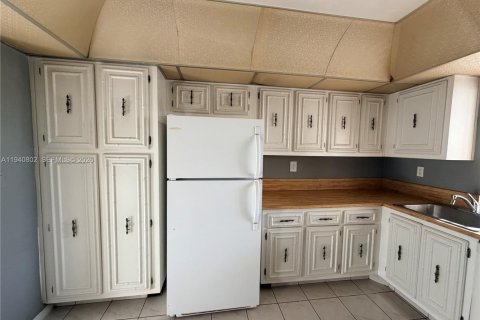 Condo in Hallandale Beach, Florida, 1 bedroom № 1998509 - photo 14