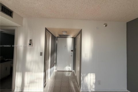 Condo in Hallandale Beach, Florida, 1 bedroom № 1998509 - photo 6