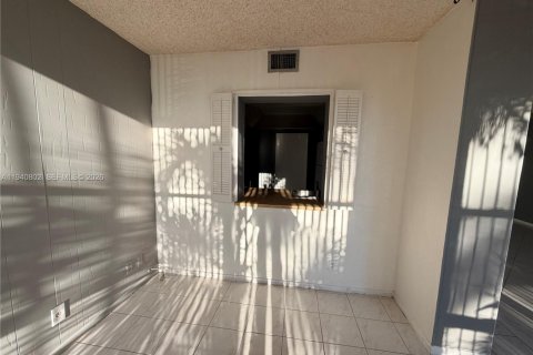 Condo in Hallandale Beach, Florida, 1 bedroom № 1998509 - photo 5