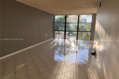 Condo in Hallandale Beach, Florida, 1 bedroom № 1998509 - photo 2
