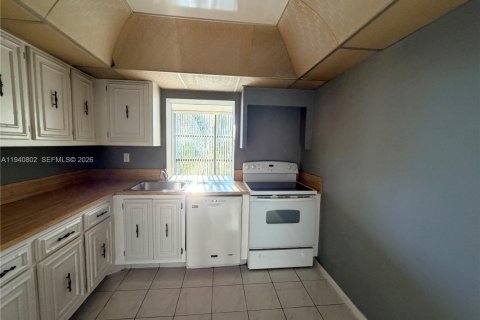 Condo in Hallandale Beach, Florida, 1 bedroom № 1998509 - photo 15