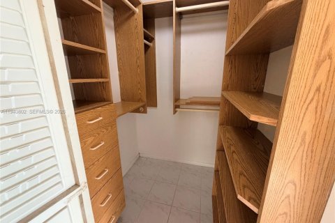 Condo in Hallandale Beach, Florida, 1 bedroom № 1998509 - photo 7