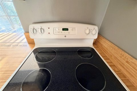 Condo in Hallandale Beach, Florida, 1 bedroom № 1998509 - photo 16