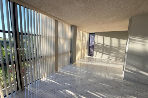 Condo in Hallandale Beach, Florida, 1 bedroom № 1998509 - photo 3