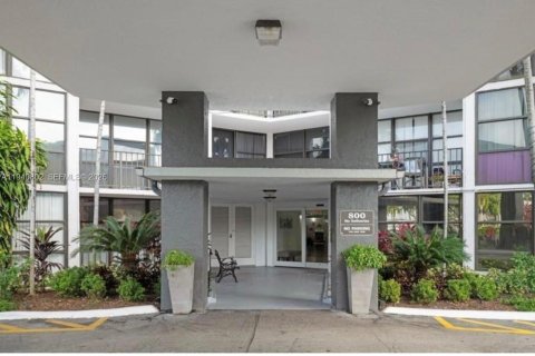 Condo in Hallandale Beach, Florida, 1 bedroom № 1998509 - photo 25