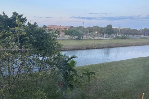 Condo in Sunrise, Florida, 2 bedrooms  № 1765058 - photo 17