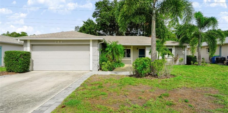 House in Palm Harbor, Florida 3 bedrooms, 127.28 sq.m. № 2405076