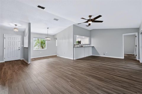 House in Palm Harbor, Florida 3 bedrooms, 127.28 sq.m. № 2405076 - photo 17