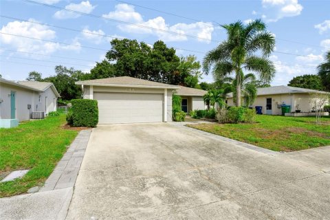 House in Palm Harbor, Florida 3 bedrooms, 127.28 sq.m. № 2405076 - photo 6