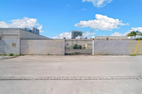 Propiedad comercial en venta en Miami Beach, Florida № 2010205 - foto 23