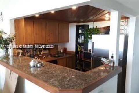 Condo in Miami, Florida, 1 bedroom № 1945879 - photo 17