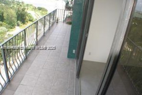 Condo in Miami, Florida, 1 bedroom № 1945879 - photo 11