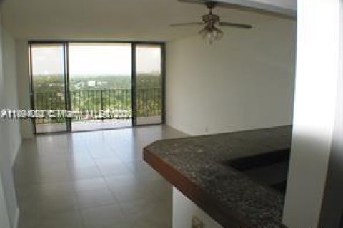 Condo in Miami, Florida, 1 bedroom № 1945879 - photo 13