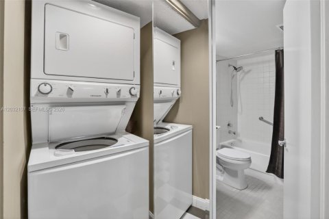 Condo in Pembroke Pines, Florida, 2 bedrooms  № 2186111 - photo 16