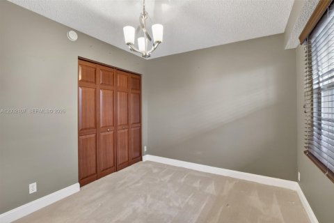 Condo in Pembroke Pines, Florida, 2 bedrooms  № 2186111 - photo 26