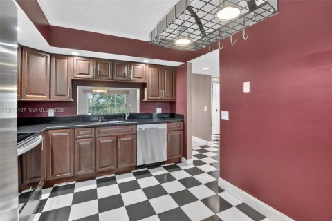 Condo in Pembroke Pines, Florida, 2 bedrooms  № 2186111 - photo 6