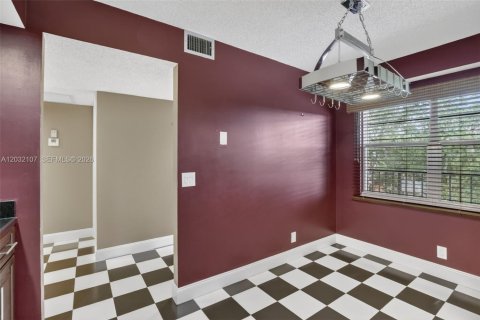 Condo in Pembroke Pines, Florida, 2 bedrooms  № 2186111 - photo 9