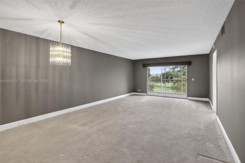 Condo in Pembroke Pines, Florida, 2 bedrooms  № 2186111 - photo 14